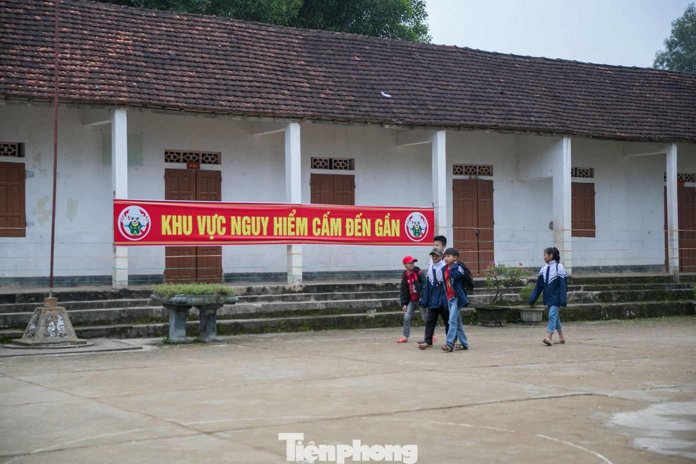 Tường nứt, ngói đổ, thầy trò bỏ lớp ra nhà giữ xe để học ảnh 13