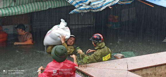 Thanh niên tình nguyện dầm mưa cứu trợ người dân tại rốn lũ chợ Vinh ảnh 4