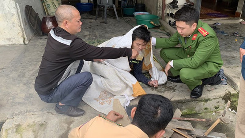 Cảnh sát lao xuống sông Lam cứu người đàn ông nhảy cầu tự vẫn ảnh 1