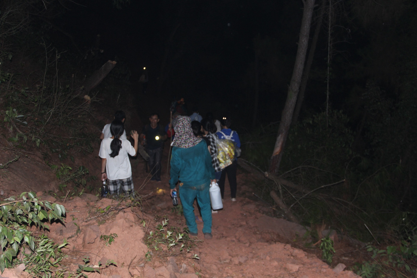 Lên dốc vượt núi tiếp tế lương thực cho lực lượng dập lửa cứu rừng ảnh 6