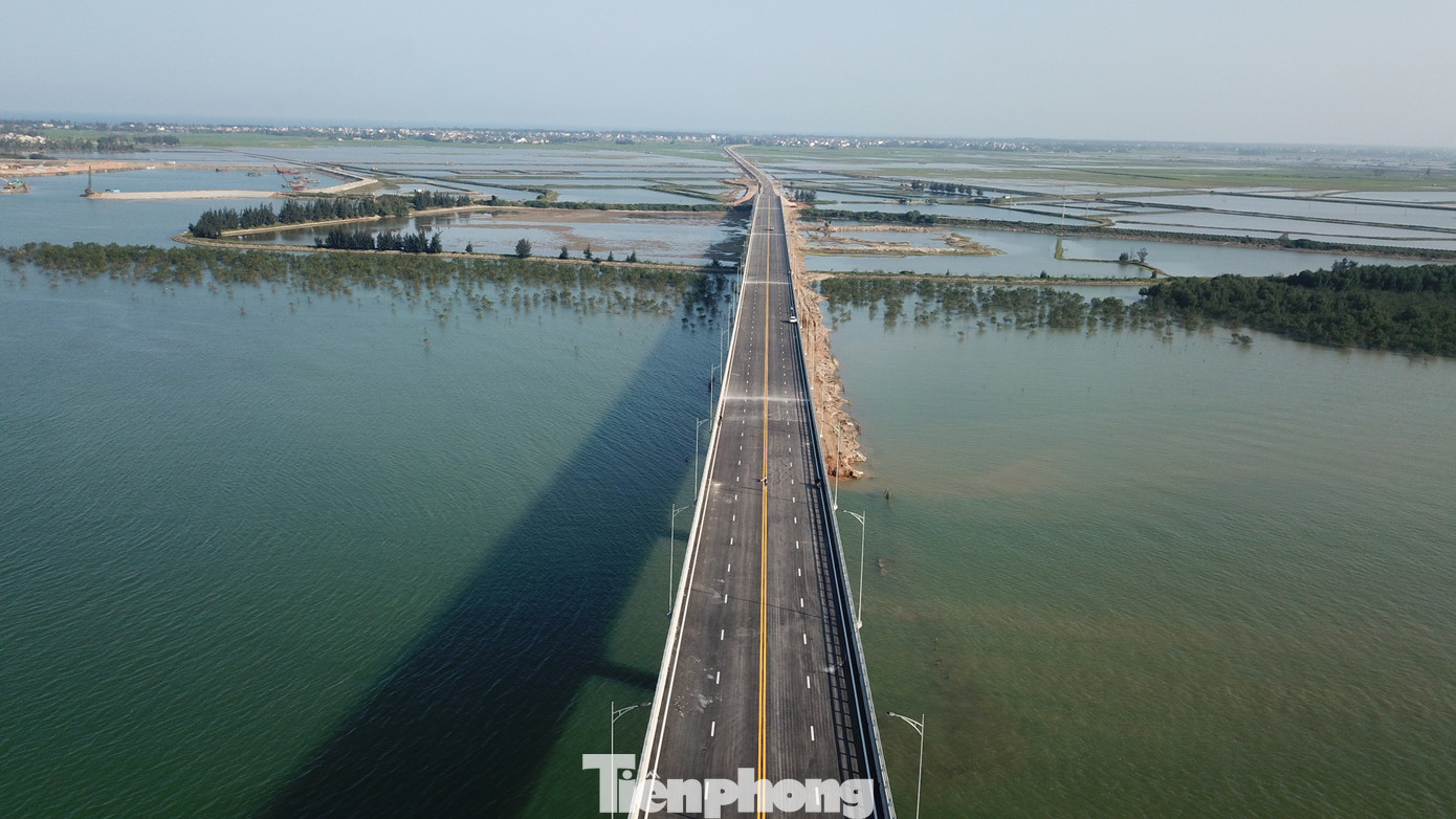 Nhìn từ trên cao cây cầu 950 tỷ đồng nối Nghệ An và Hà Tĩnh ảnh 4