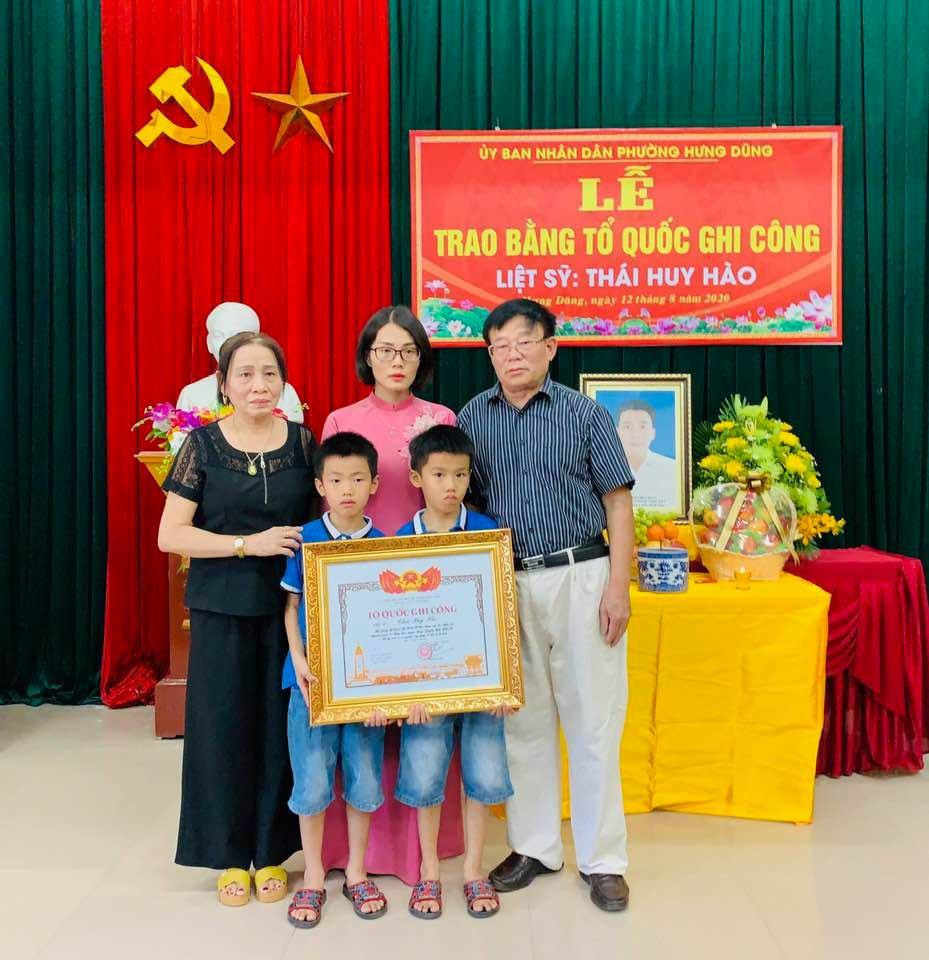 Hai cán bộ giao thông bị nước lũ cuốn trôi khi làm nhiệm vụ được công nhận liệt sĩ ảnh 1