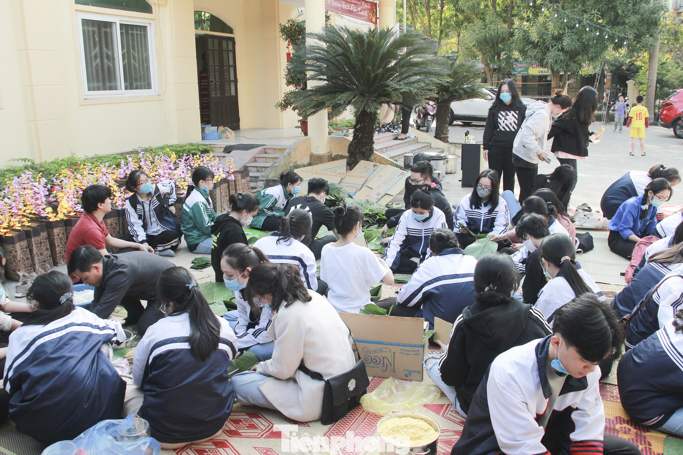 Học sinh Nghệ An mang hương vị tết đến với bệnh nhân nghèo ảnh 4