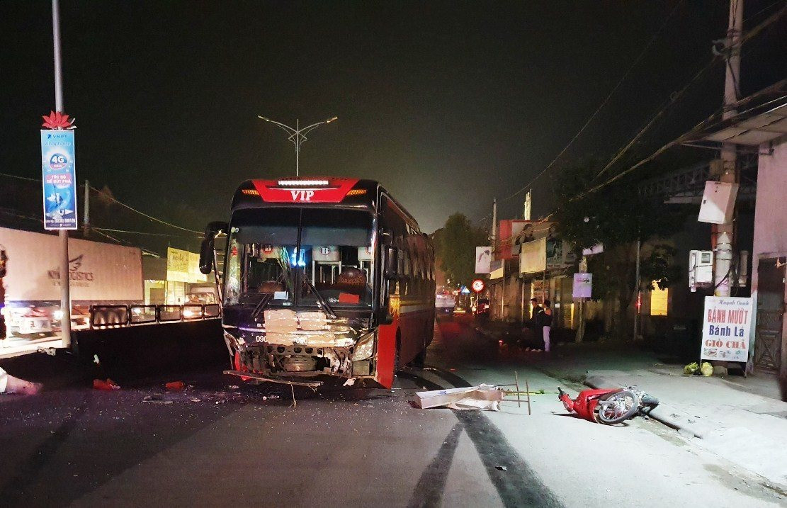 Xe máy va chạm ô tô khách, 3 người thương vong ảnh 1