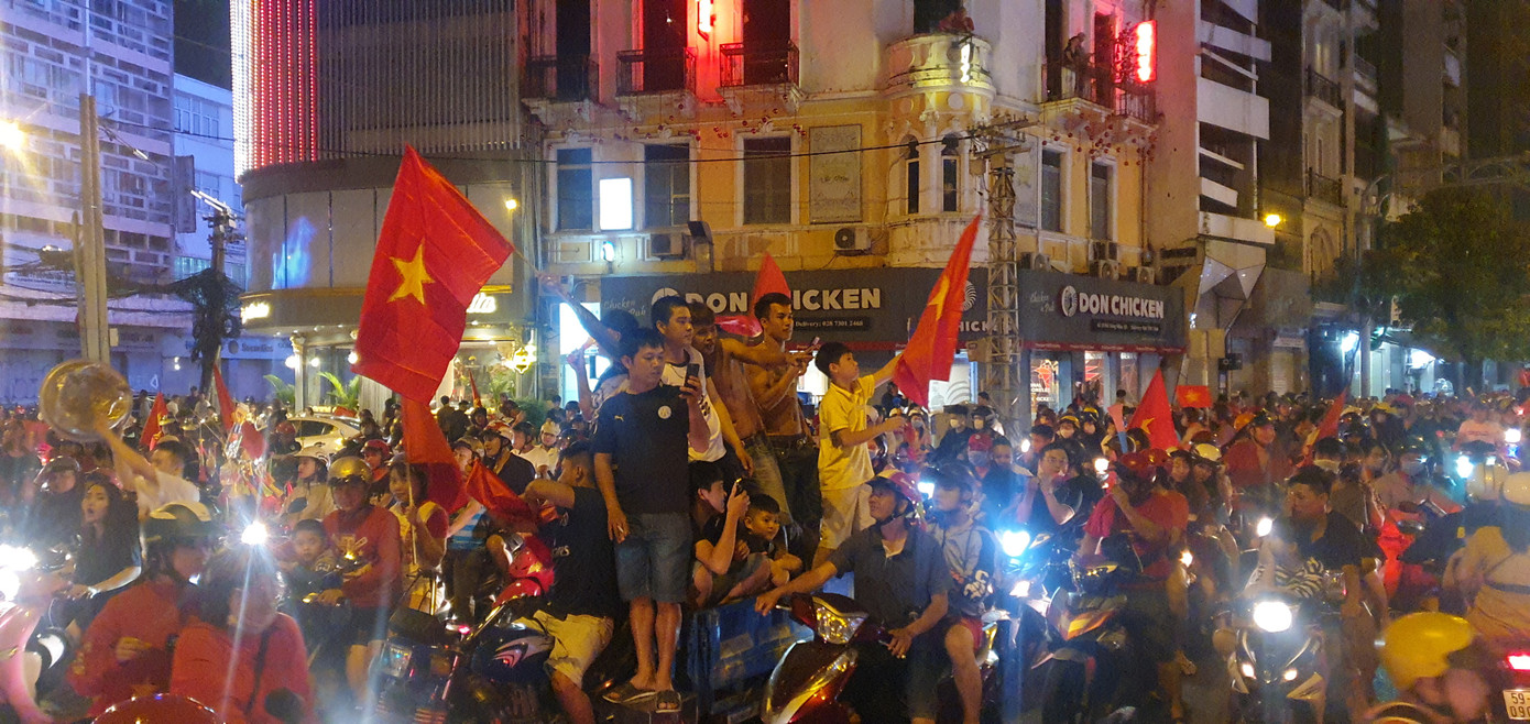 'Đi bão' mừng U22 Việt Nam vô địch, ô tô đâm gục cột điện ảnh 2