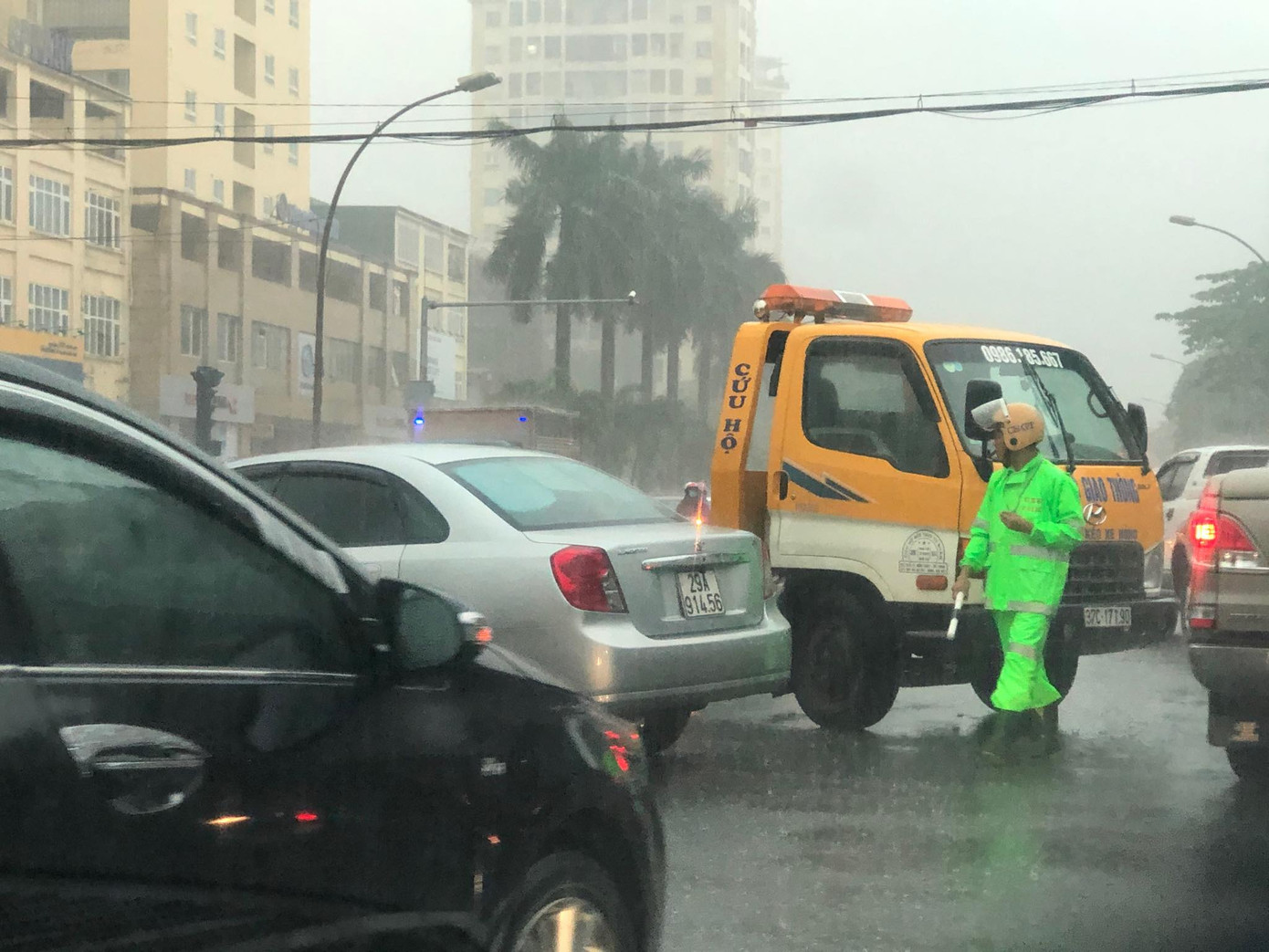 Mưa cực lớn kéo dài ở Nghệ An, đường phố thành 'sông' ảnh 9