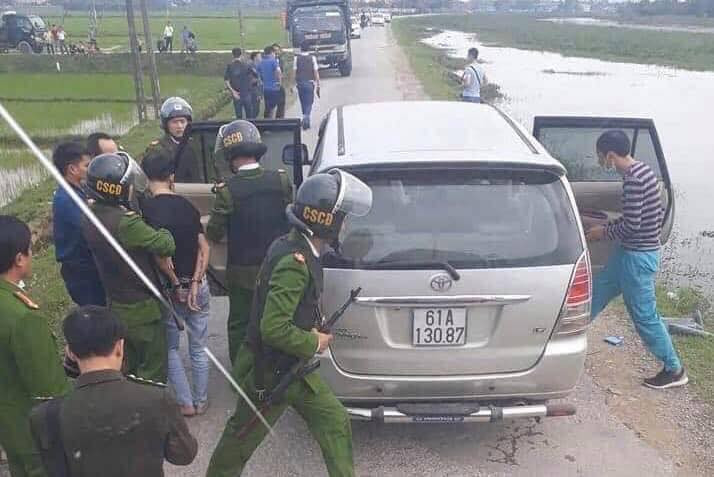 Hàng chục cảnh sát tổ chức vây ô tô chở 45 kg ma túy ảnh 1
