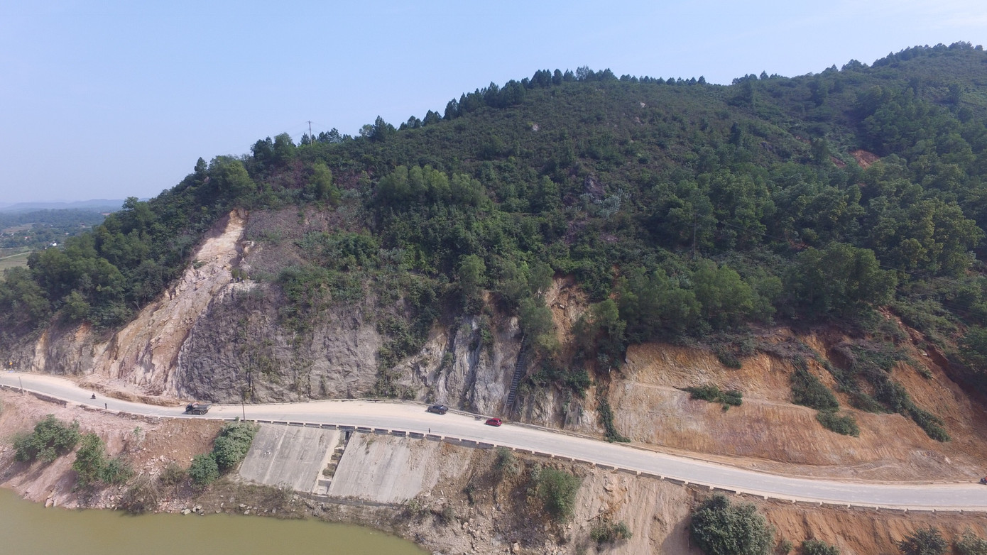 Nổ mìn phá đá thông tuyến trên quốc lộ 46 ảnh 7