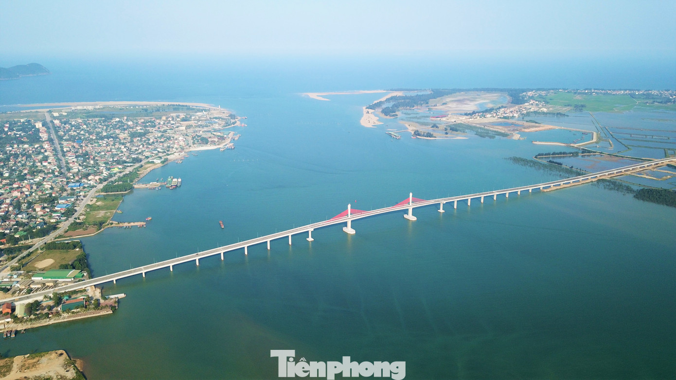 Bất chấp nguy hiểm, người dân đu dây văng trên cầu 950 tỷ đồng để chụp ảnh ảnh 1