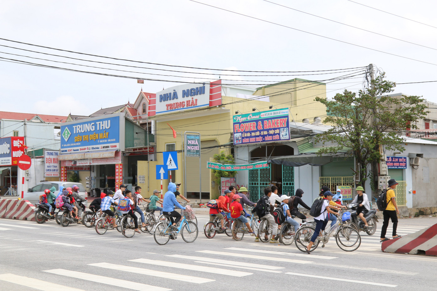 Chi hơn 2 tỷ đồng xử lý 'điểm đen' tai nạn trên Quốc lộ 1A chạy qua nhiều trường học ảnh 2