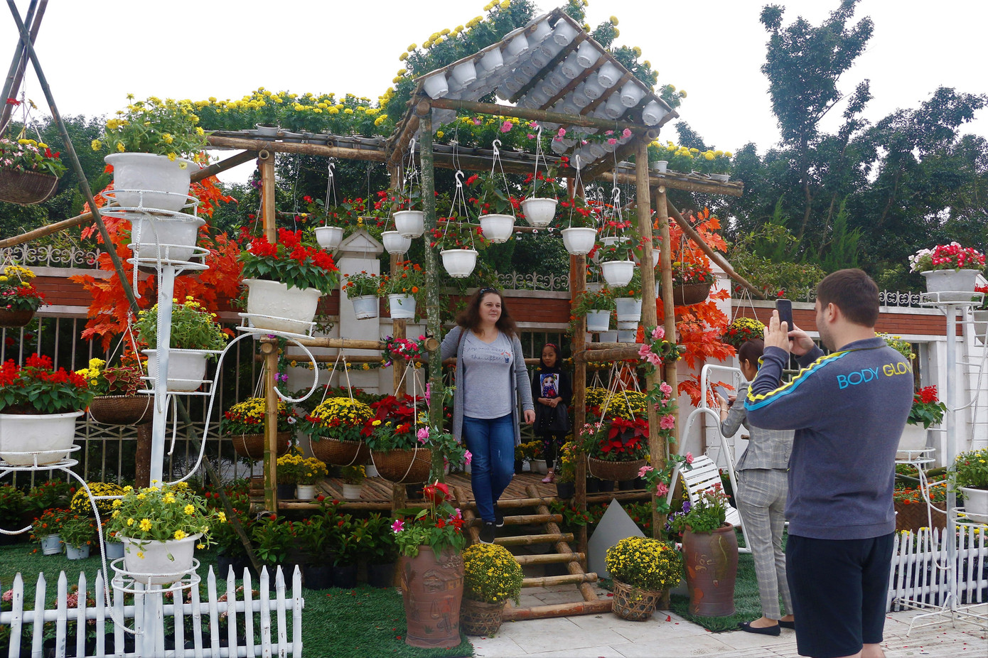 Rực rỡ đường hoa thành phố Vinh những ngày áp tết ảnh 17