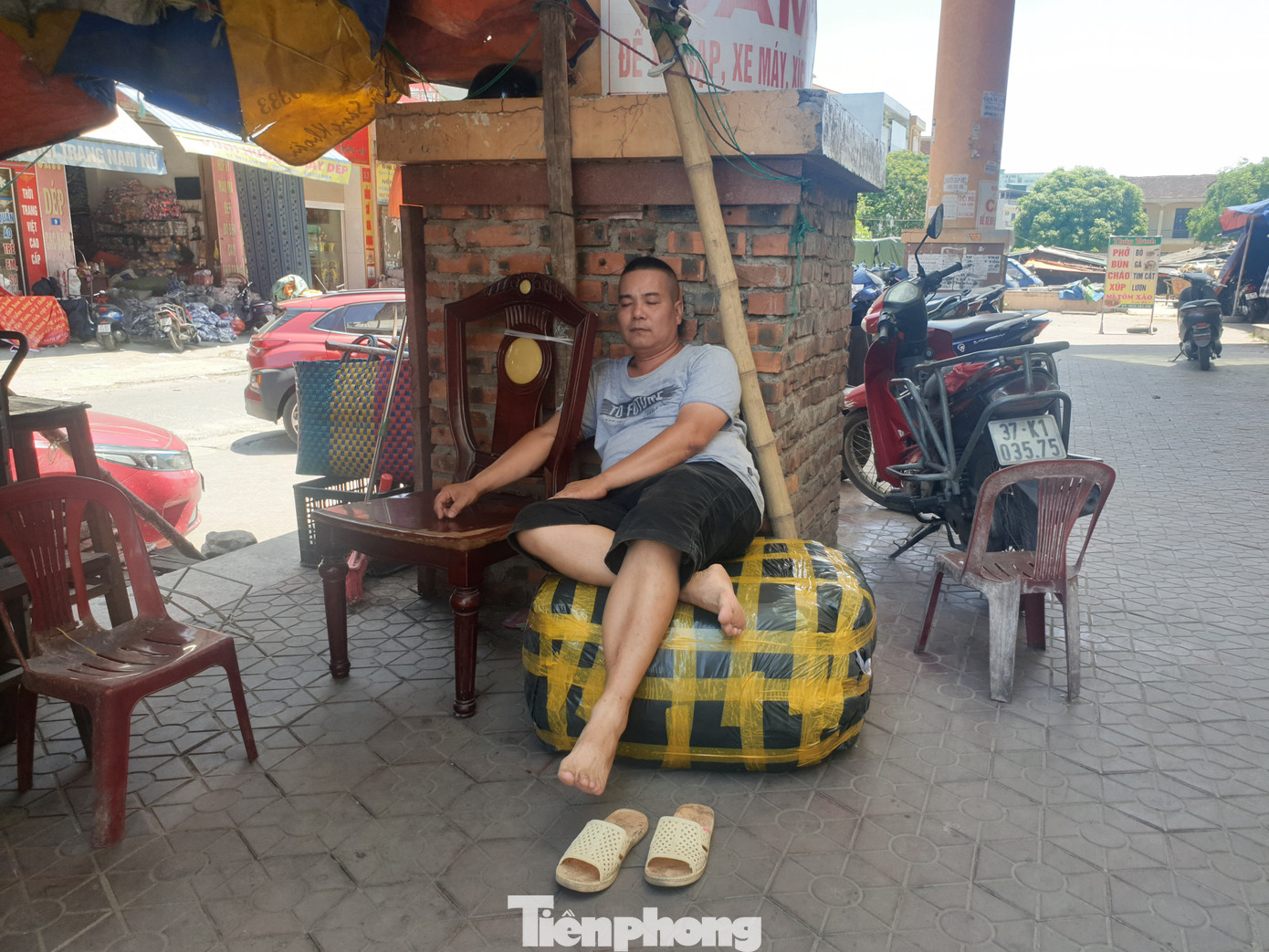 Trời 'đổ lửa', lao động sõng soài trên nền chợ đầu mối lớn nhất Bắc Trung Bộ ảnh 9