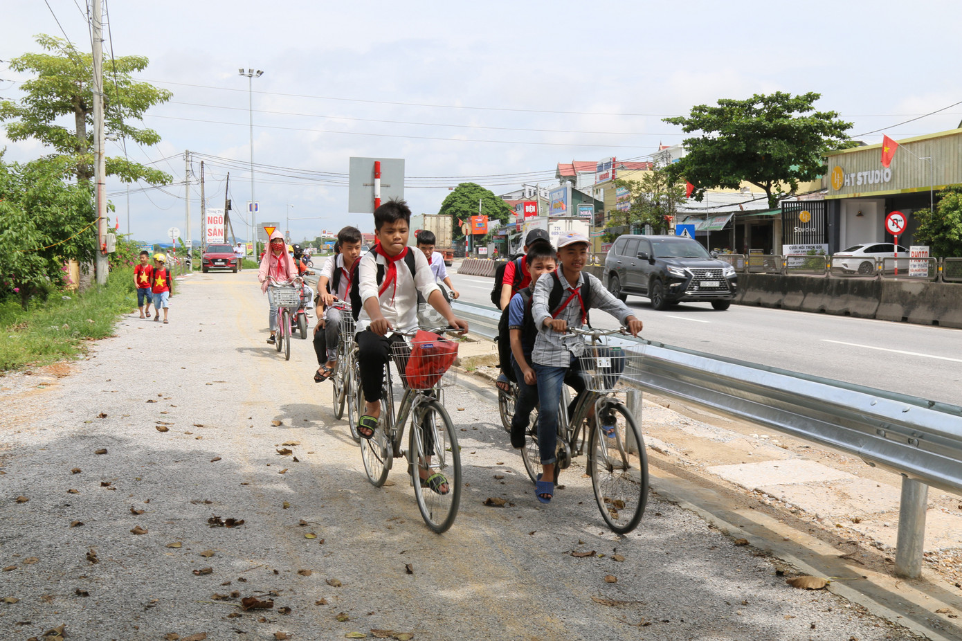Chi hơn 2 tỷ đồng xử lý 'điểm đen' tai nạn trên Quốc lộ 1A chạy qua nhiều trường học ảnh 4