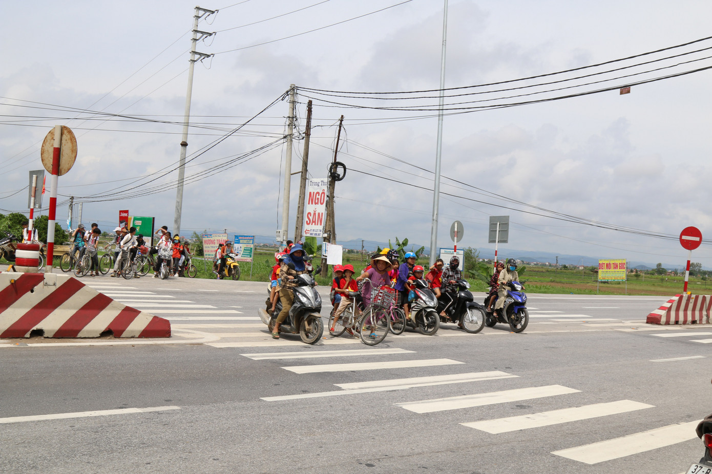 Chi hơn 2 tỷ đồng xử lý 'điểm đen' tai nạn trên Quốc lộ 1A chạy qua nhiều trường học ảnh 1