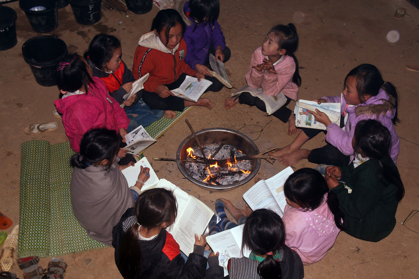 Ấm áp tình người trong đêm lạnh ở TP HCM ảnh 13 Ấm áp tình người trong đêm lạnh ở TP HCM ảnh 13