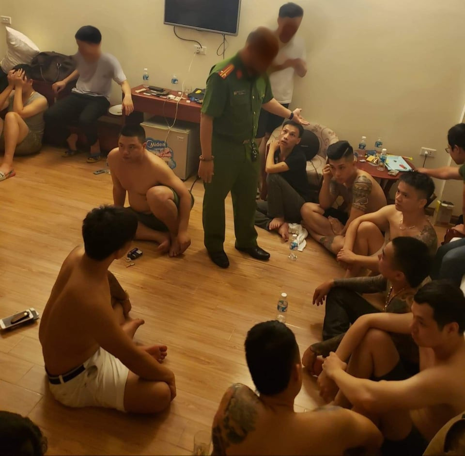 Ập vào khách sạn lúc rạng sáng, cảnh sát bắt giữ 12 đối tượng đang “phê” ma túy ảnh 1