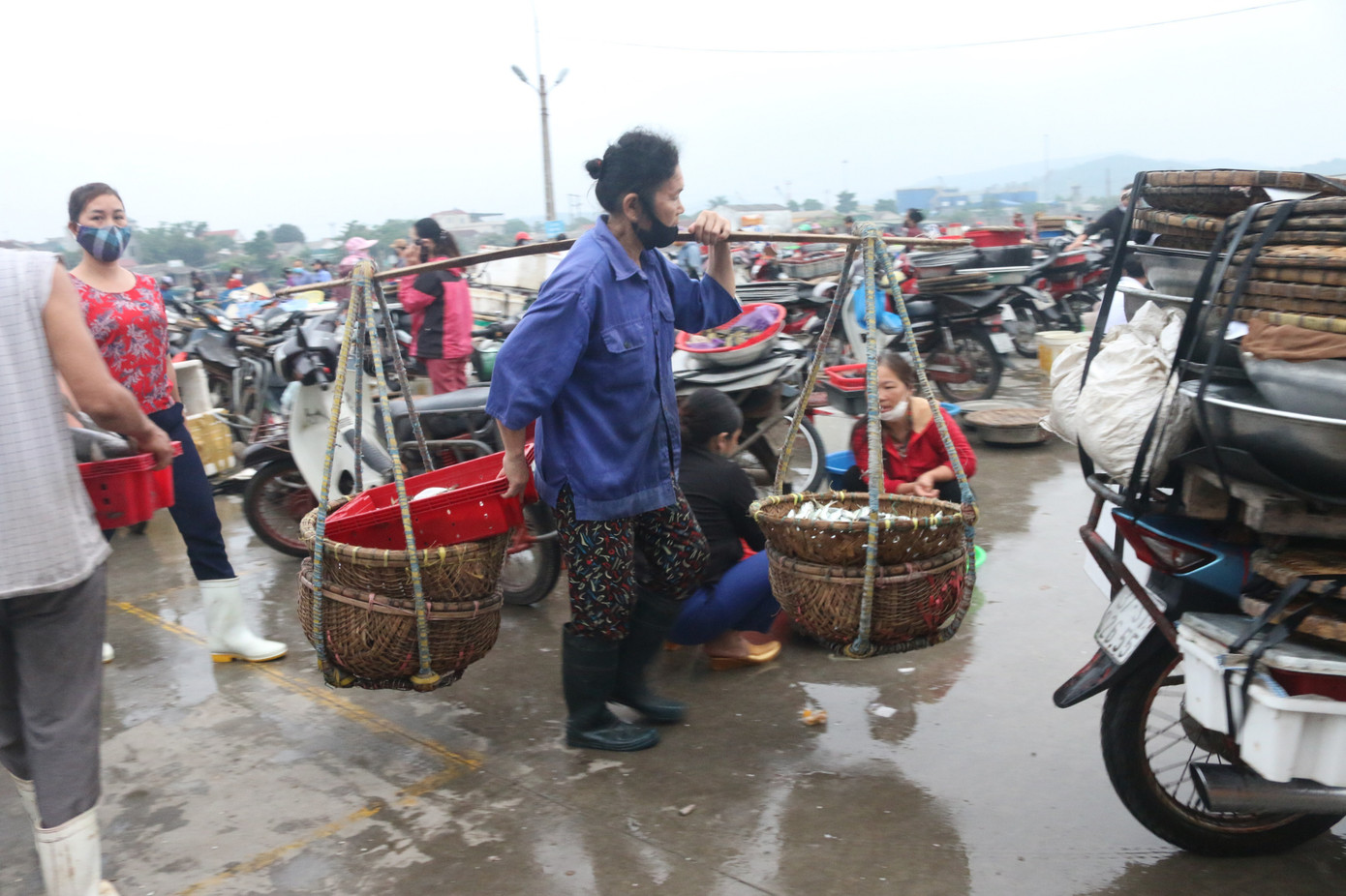 Nhịp sống nơi cảng cá bình yên mỗi chuyến thuyền về cập bến ảnh 12