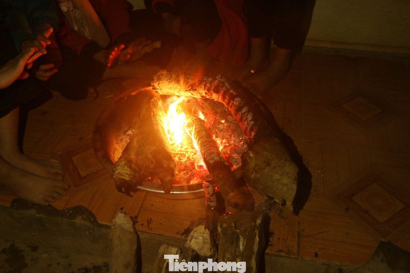 Buốt lạnh vì rét, học sinh miền núi đốt củi sưởi ấm học bài ảnh 4