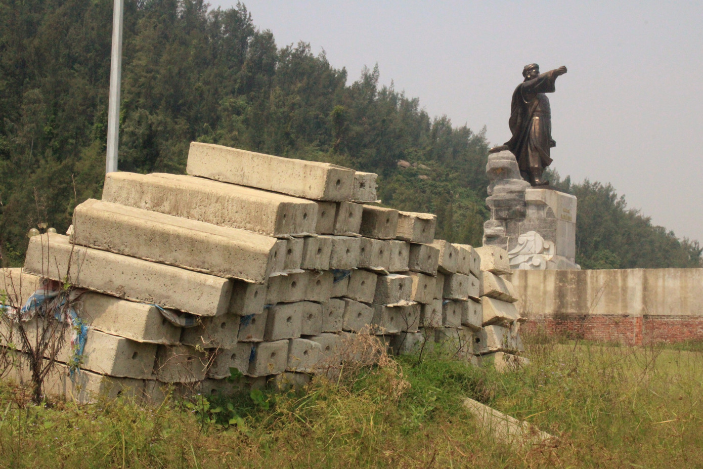Nhếch nhác tượng đài hơn 40 tỷ bỏ hoang thành nơi chăn thả bò ảnh 4