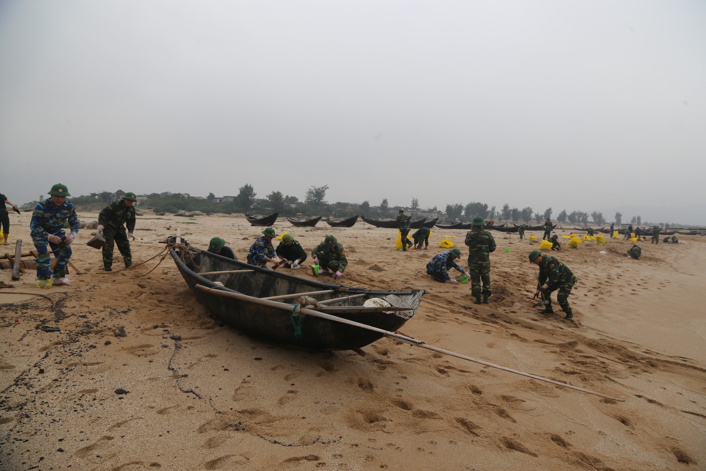 Tàu chở hàng gần 9.000 tấn chìm: Gần 180 tấn dầu sẽ xử lý thế nào? ảnh 2