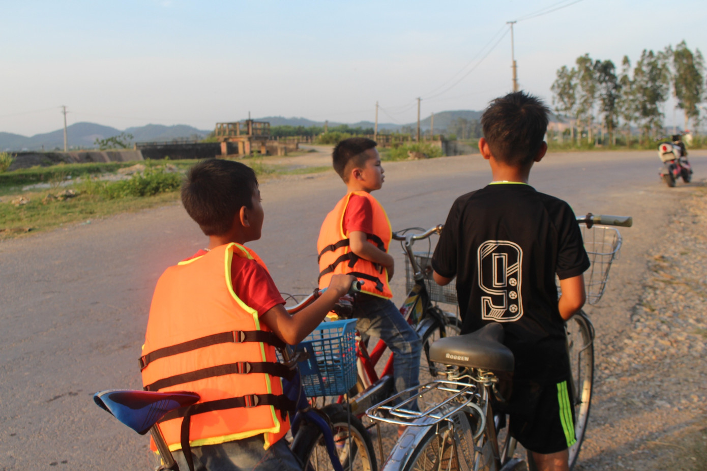 Nắng 'đổ lửa', cụ già, trẻ nhỏ giải nhiệt ở sông suối kênh mương ảnh 8