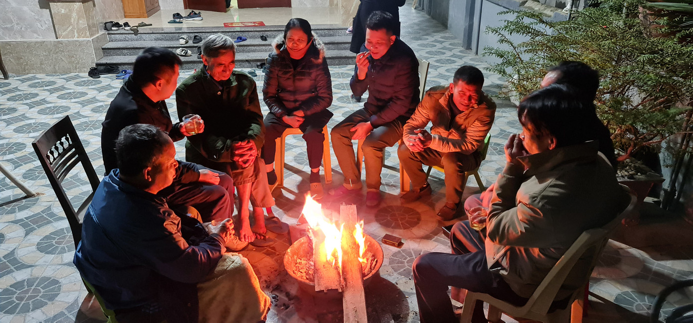 Người dân xuống ruộng làm mùa giữa trời rét 'cắt da, cắt thịt' ảnh 12