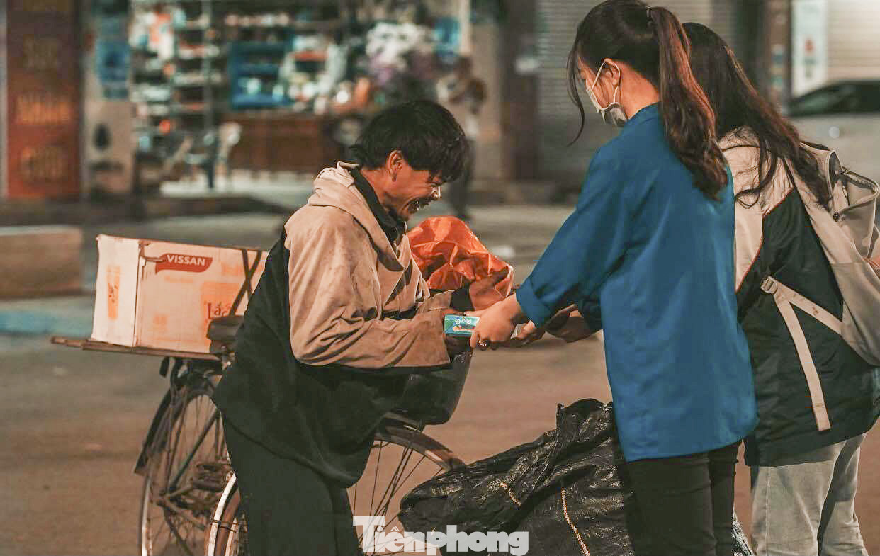 Học sinh Nghệ An mang hương vị tết đến với bệnh nhân nghèo ảnh 15