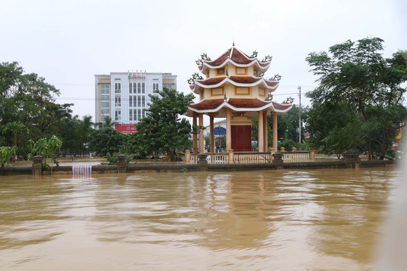 Lũ vây tứ bề: Lệ Thủy, Quảng Bình chìm trong biển nước ảnh 11