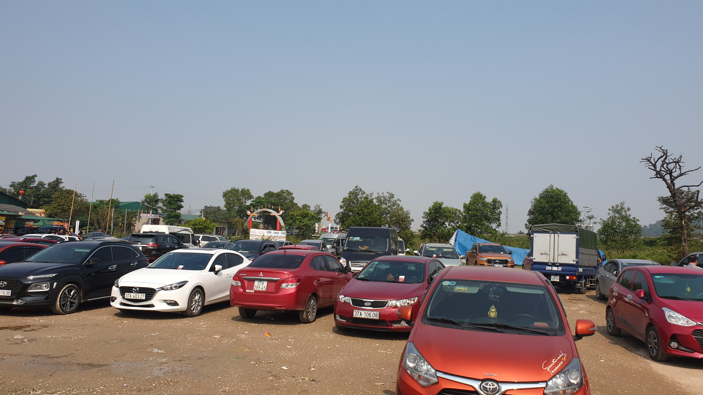 Hàng ngàn du khách dâng hương cầu bình an, phúc lộc tại đền ông Hoàng Mười ảnh 12