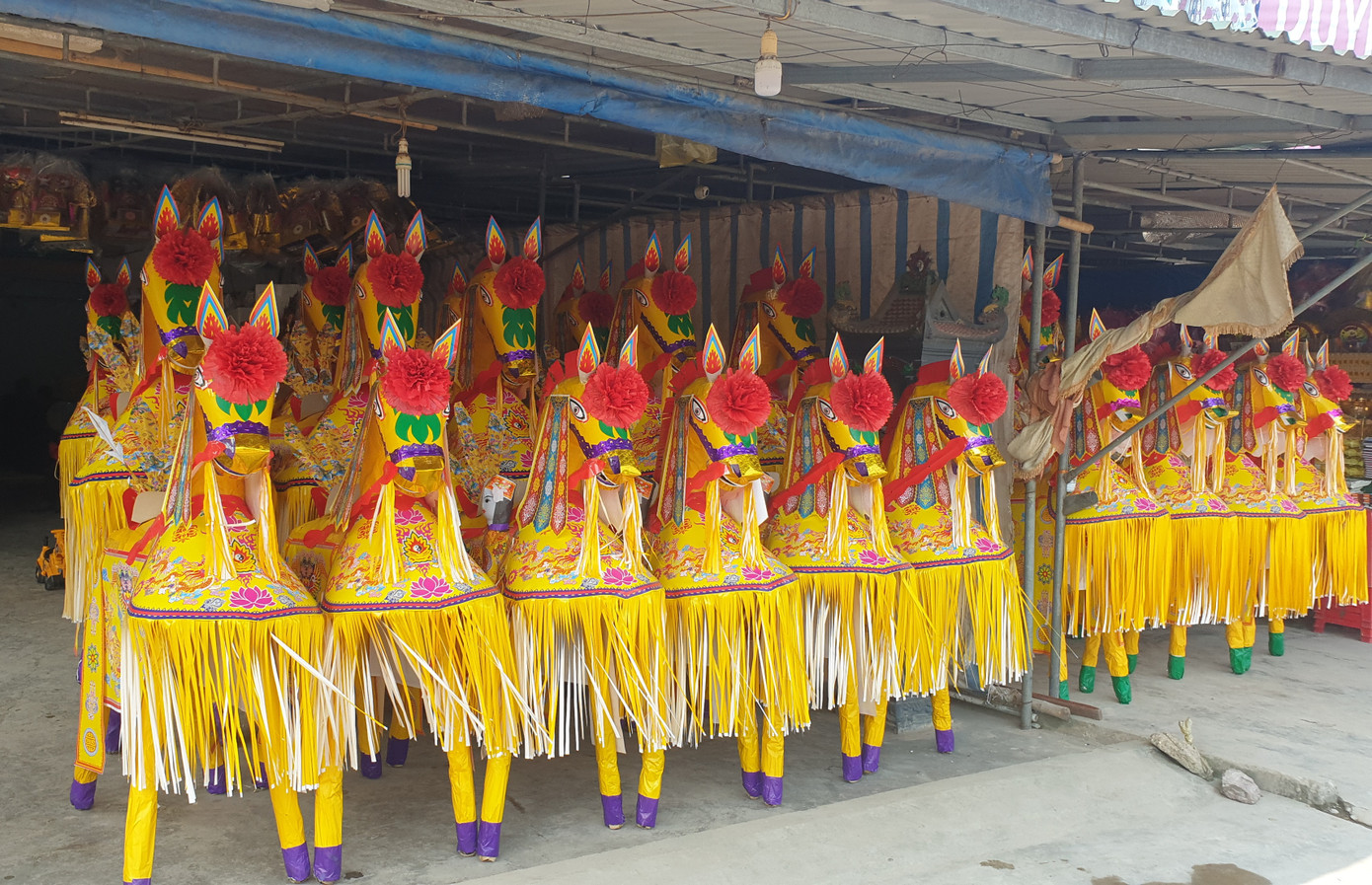 Hàng ngàn du khách dâng hương cầu bình an, phúc lộc tại đền ông Hoàng Mười ảnh 5