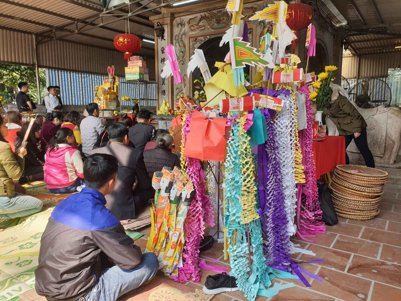 Hàng ngàn du khách dâng hương cầu bình an, phúc lộc tại đền ông Hoàng Mười ảnh 7