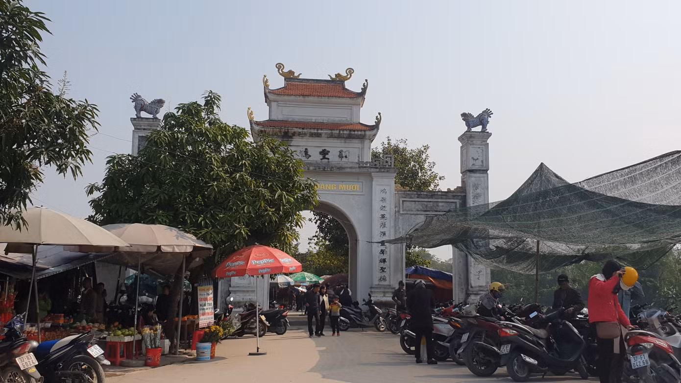 Hàng ngàn du khách dâng hương cầu bình an, phúc lộc tại đền ông Hoàng Mười ảnh 1