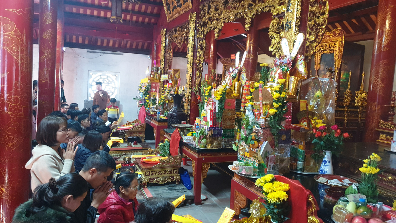 Hàng ngàn du khách dâng hương cầu bình an, phúc lộc tại đền ông Hoàng Mười ảnh 2