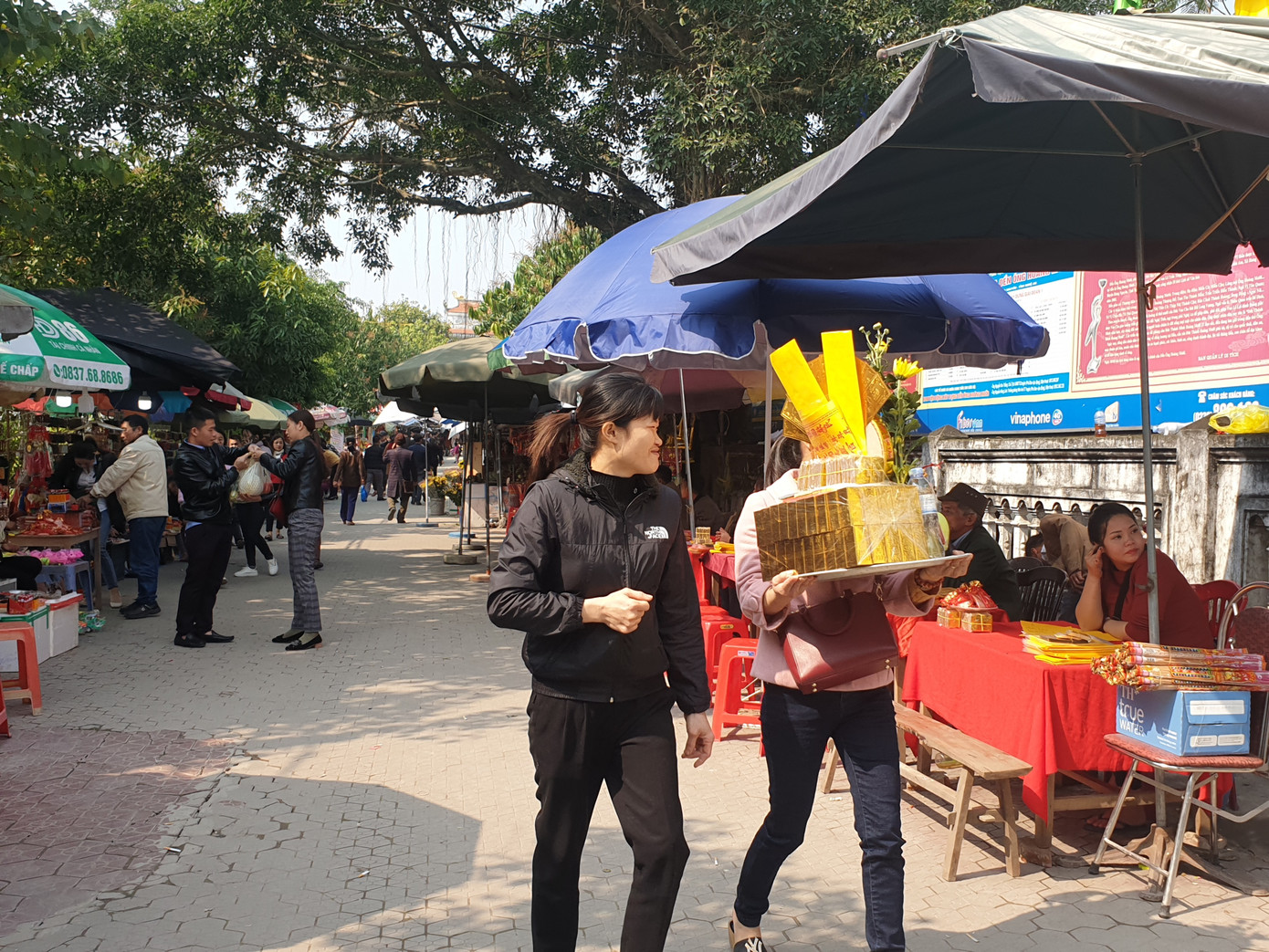 Hàng ngàn du khách dâng hương cầu bình an, phúc lộc tại đền ông Hoàng Mười ảnh 6