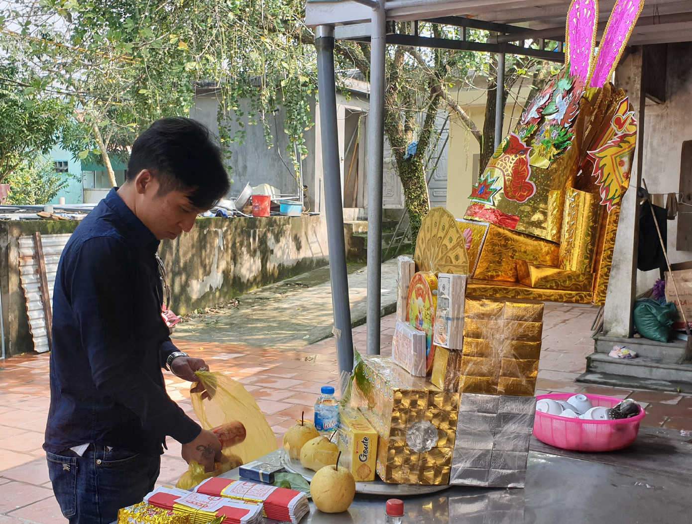 Hàng ngàn du khách dâng hương cầu bình an, phúc lộc tại đền ông Hoàng Mười ảnh 11