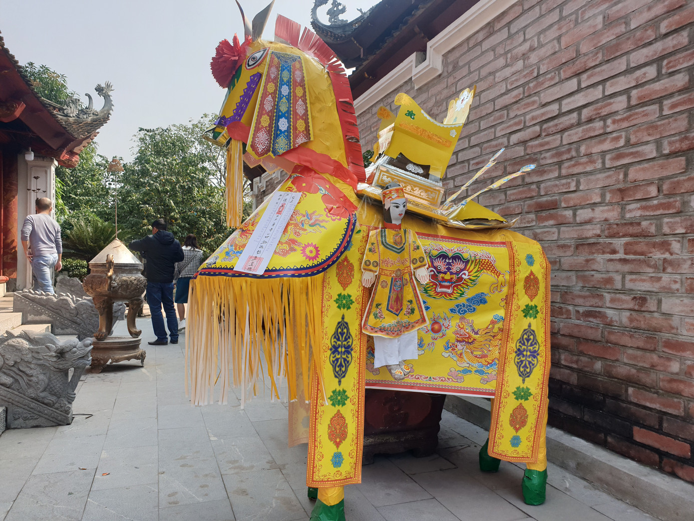 Hàng ngàn du khách dâng hương cầu bình an, phúc lộc tại đền ông Hoàng Mười ảnh 8