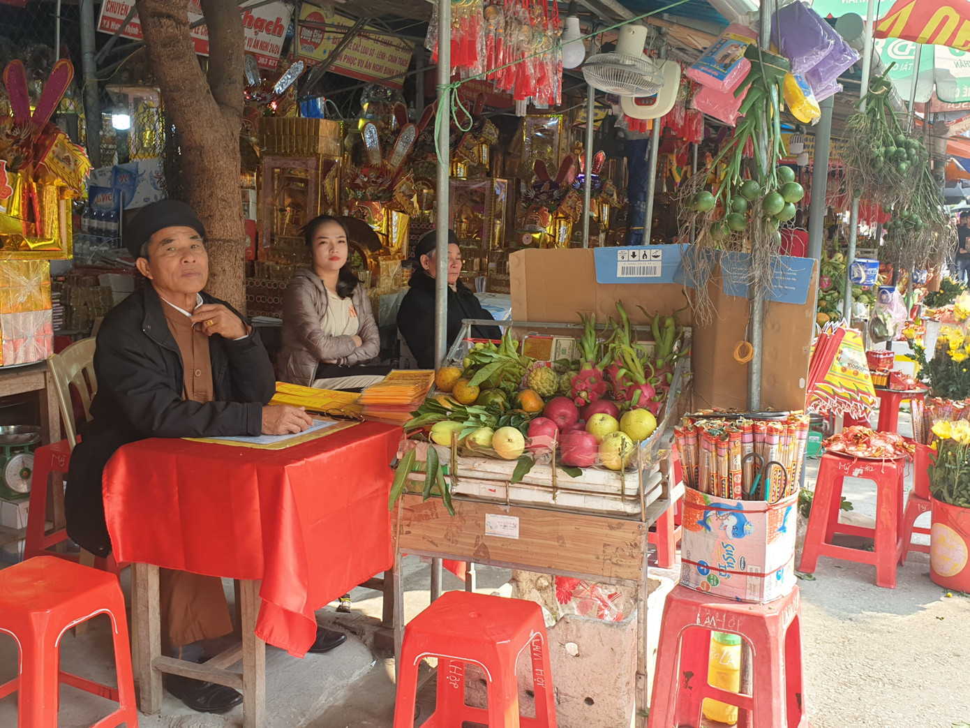 Hàng ngàn du khách dâng hương cầu bình an, phúc lộc tại đền ông Hoàng Mười ảnh 9
