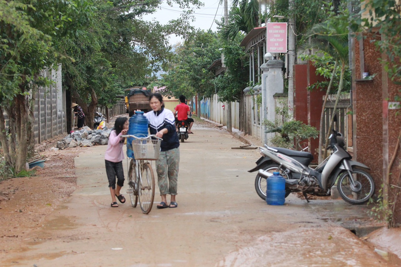 Người dân rốn lũ ngấn nước mắt bới bùn vớt vát tài sản ảnh 7