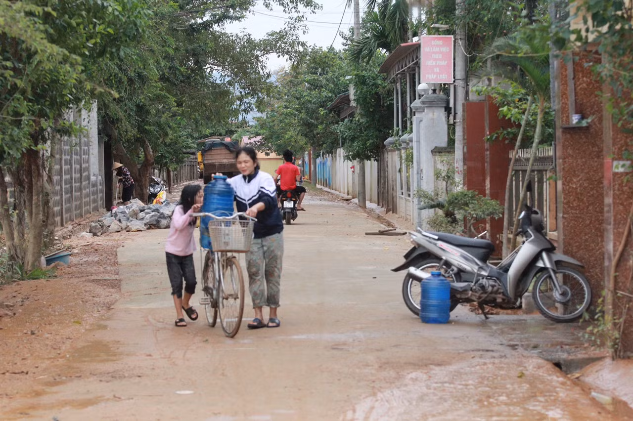 Người dân rốn lũ ngấn nước mắt bới bùn vớt vát tài sản ảnh 7