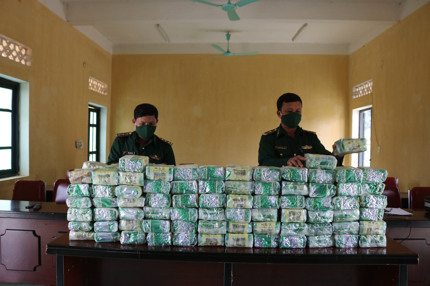 Cận cảnh 100 kg ma tuý bị nhóm đối tượng vứt lại trên đường tháo chạy ảnh 2