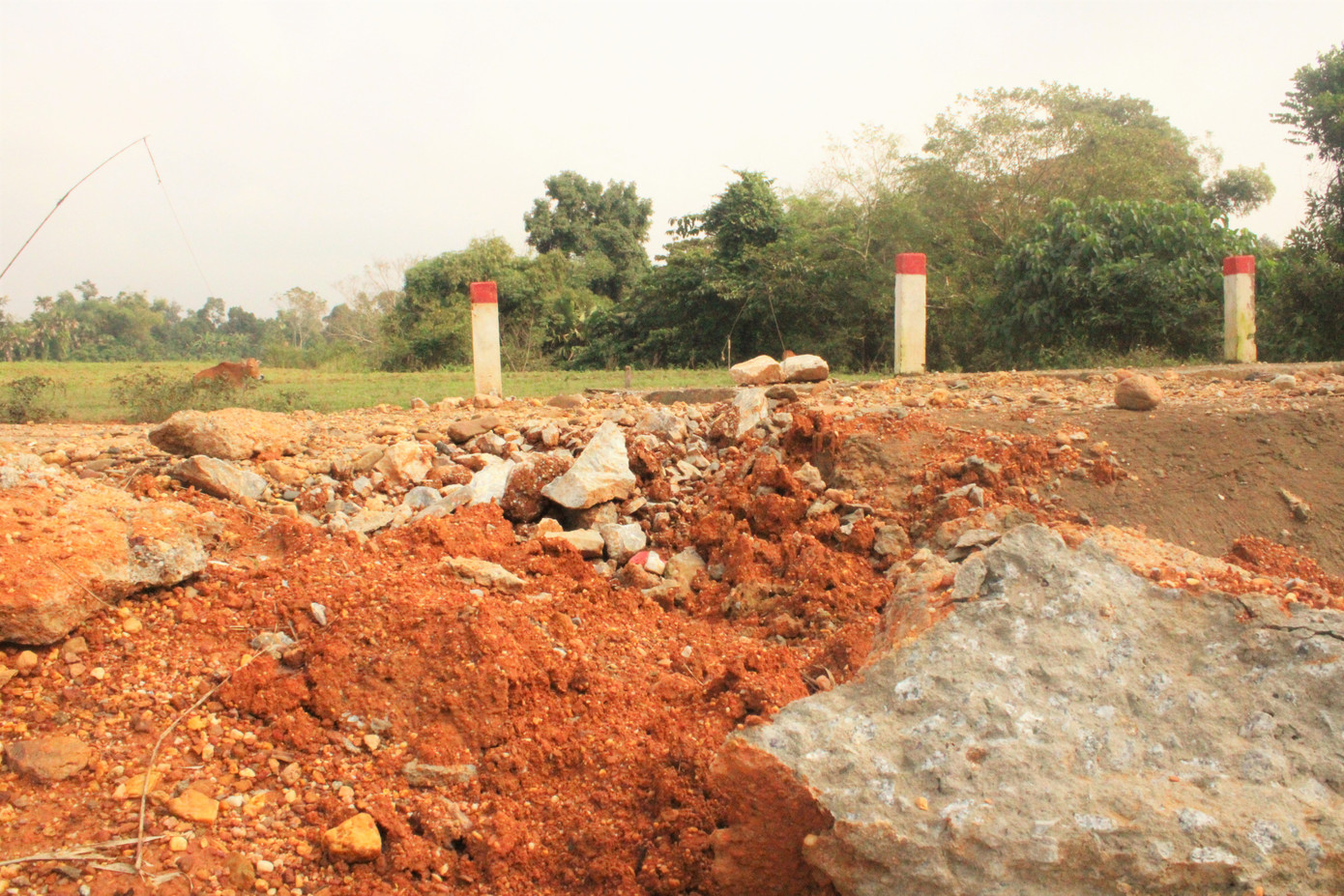 Cầu tiền tỷ vừa sử dụng 1 tháng đã hỏng sau lũ ảnh 13