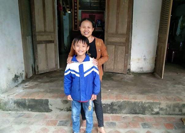 Cậu bé lớp 5 mang hết tiền mừng tuổi trong 'lợn nhựa' để bê tông hóa đường làng ảnh 2