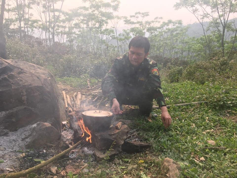 Lính quân hàm xanh trải lá chuối dọn bữa ăn bên suối để chống dịch COVID - 19 ảnh 9