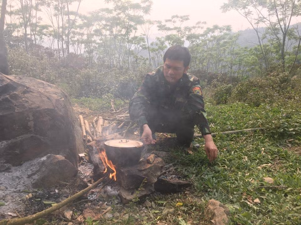 Lính quân hàm xanh trải lá chuối dọn bữa ăn bên suối để chống dịch COVID - 19 ảnh 9