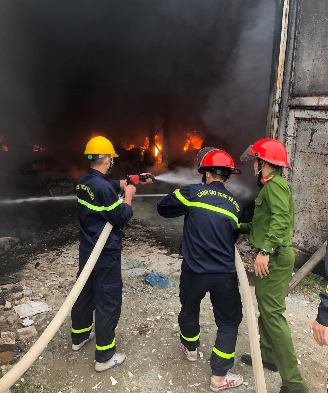 Lửa bùng phát dữ dội tại kho chứa hàng rộng 1.000m2 ảnh 3