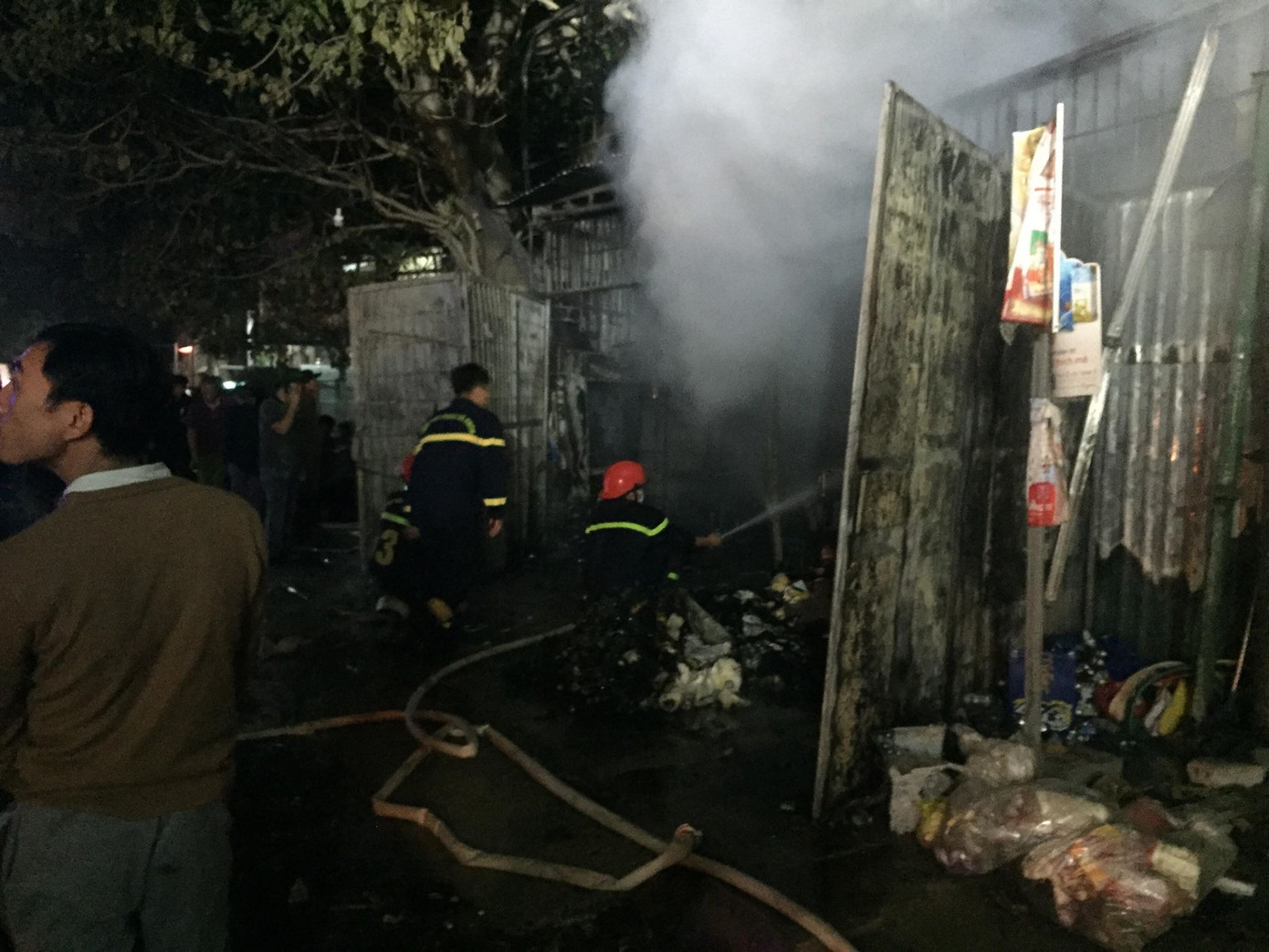 Cháy cửa hàng tạp hóa, quốc lộ 1A bị ùn tắc nhiều giờ ảnh 1