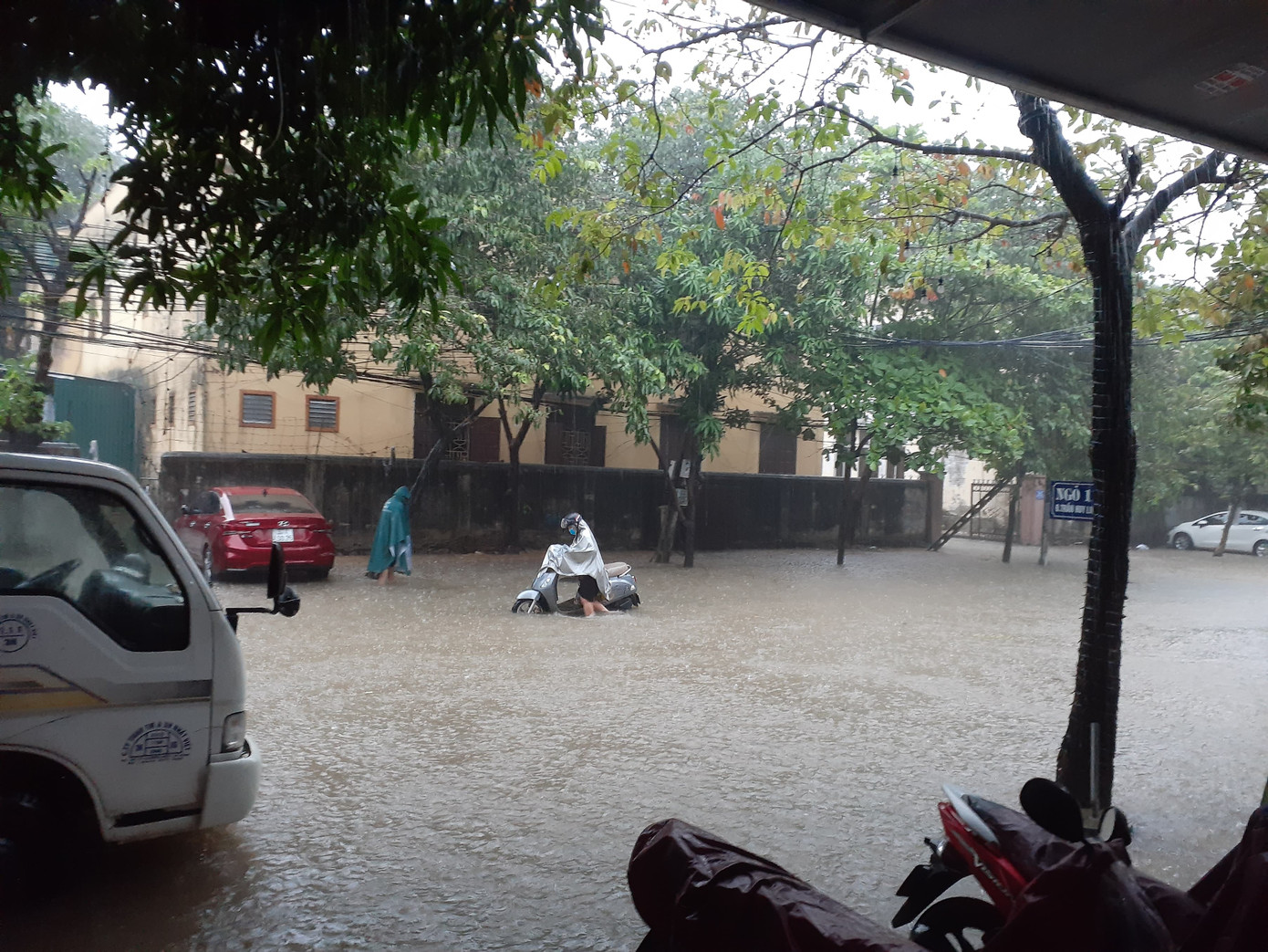 Mưa cực lớn kéo dài ở Nghệ An, đường phố thành 'sông' ảnh 7