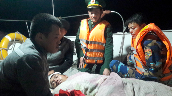 Cấp cứu thuyền viên ngã từ cabin xuống boong tàu ảnh 1