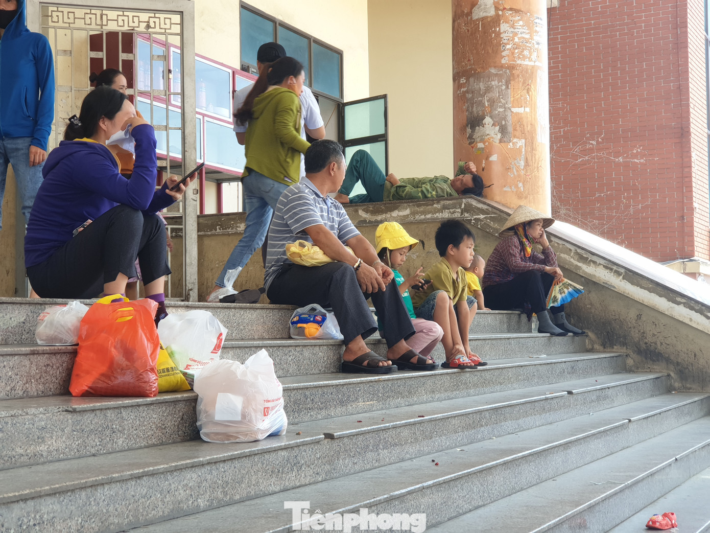 Trời 'đổ lửa', lao động sõng soài trên nền chợ đầu mối lớn nhất Bắc Trung Bộ ảnh 10