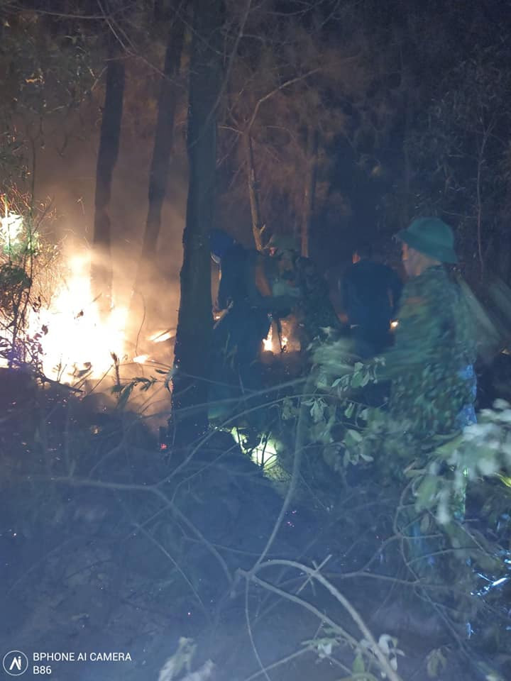 Cận cảnh đám cháy khiến 2.000 người căng mình dập lửa trong đêm ảnh 6